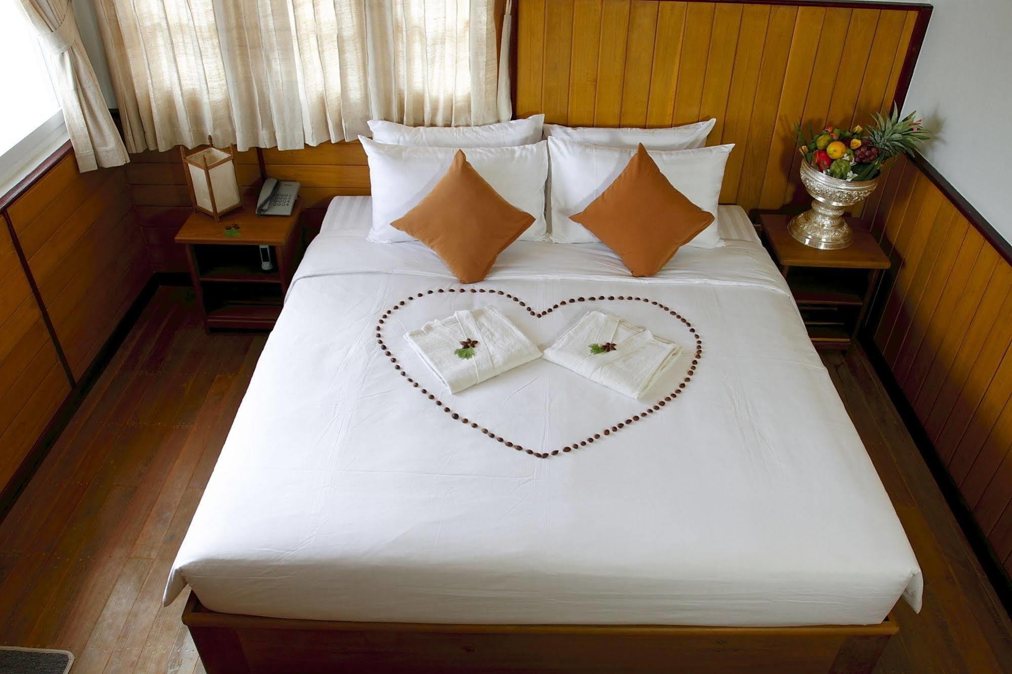 Inle Lotus Hotel Nyaung Shwe Exterior photo